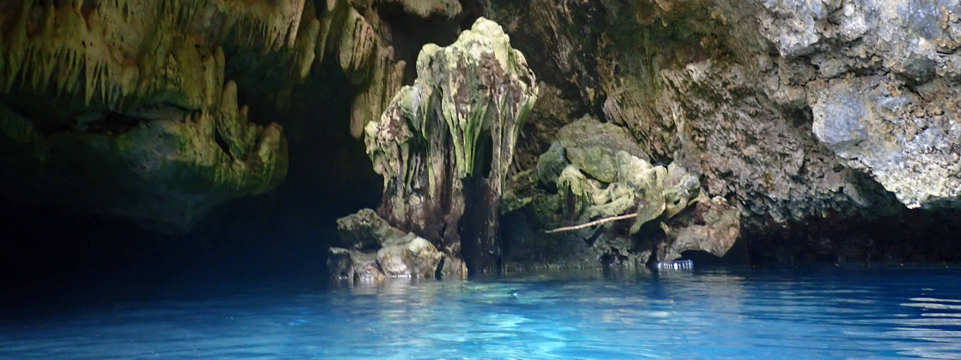 Plongée sous-marine exploration technique plongeur sidemount grotte d'eau douce à Pulau Muna. Entrée de grotte à Wakatobi. Plongée en grotte en Indonésie. Pulau Buton ou Wakatobi, Sulawesi.