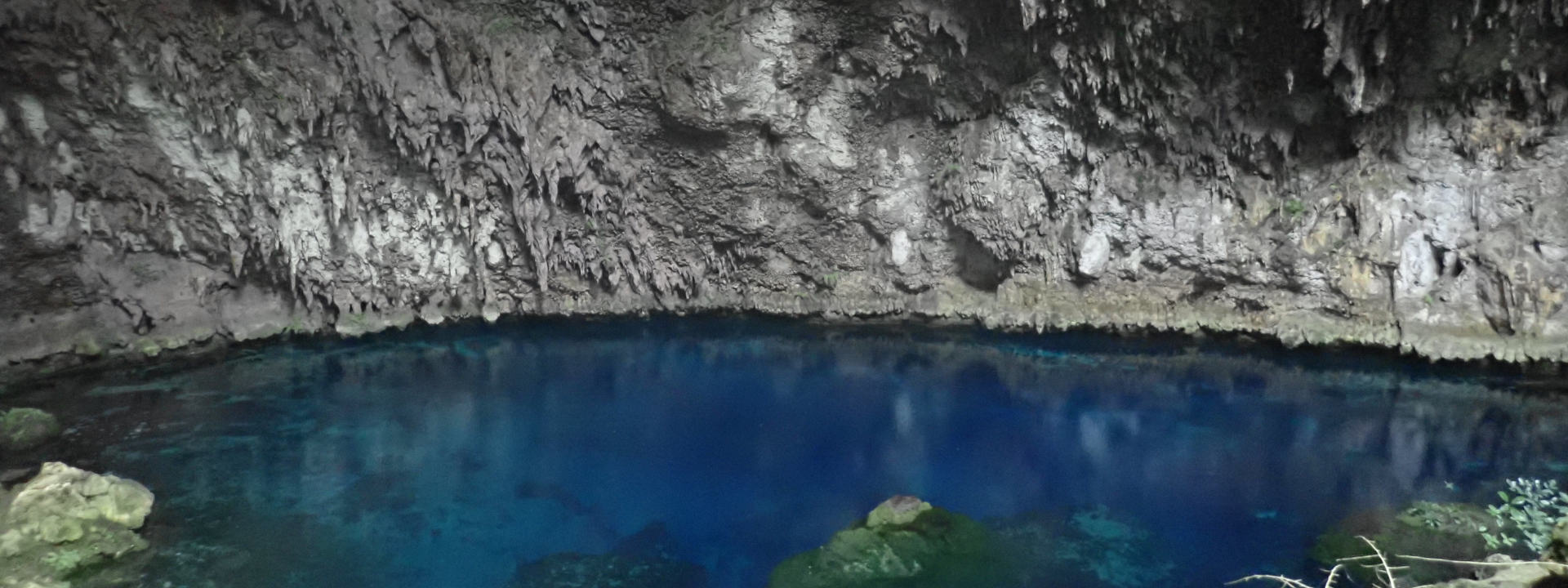 Plongée sous-marine exploration tech plongeur sidemount grotte d'eau douce à Pulau Muna. Entrée de la grotte à Wakatobi. Cave diving en Indonésie. Pulau Buton ou Wakatobi, Sulawesi.