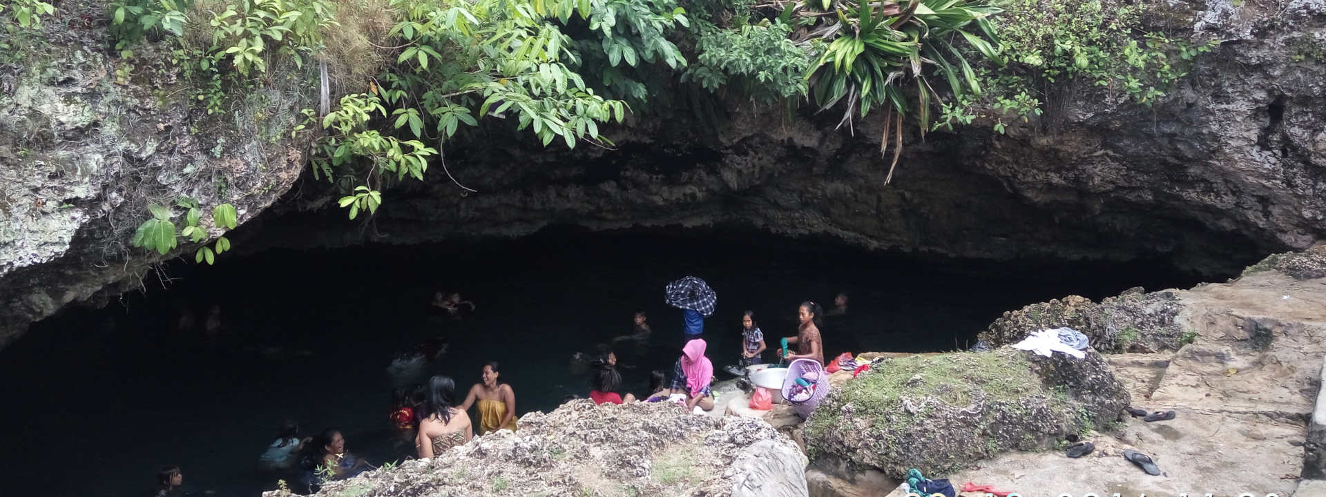 Plongée sous-marine exploration technique plongeur sidemount grotte d'eau douce à Pulau Muna. Entrée de grotte à Wakatobi. Plongée en grotte en Indonésie. Pulau Buton ou Wakatobi, Sulawesi.