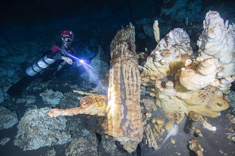 cenote dive indonesia wakatobi cave